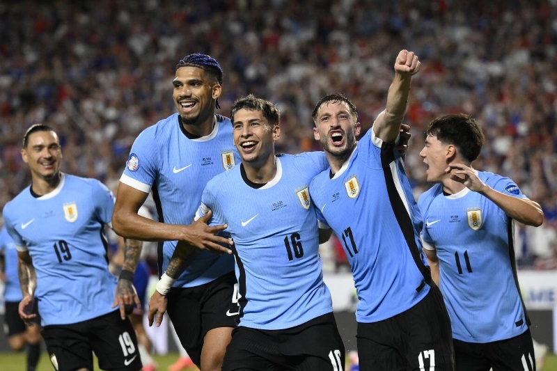 Sân chơi lớn nhất hành tinh World Cup 2026 đang chứng kiến những cuộc đối đầu vô cùng kịch tính ngay từ giai đoạn vòng bảng. Tại bảng đấu này, cuộc chạm trán giữa Đội tuyển Saudi Arabia và Đội tuyển Uruguay vào lúc 05h00 ngày 16/6 được đánh giá là một thử thách cực kỳ căng thẳng cho cả hai bên. Đại diện đến từ Nam Mỹ dĩ nhiên được xếp ở cửa trên nhờ sở hữu dàn siêu sao đang chinh chiến tại các giải đấu hàng đầu châu Âu. Tuy nhiên, đại diện của bóng đá châu Á chưa bao giờ là một đối thủ dễ bị bắt nạt, đặc biệt là khi họ sở hữu lối chơi vô cùng kỷ luật và tinh thần chiến đấu không biết mệt mỏi.